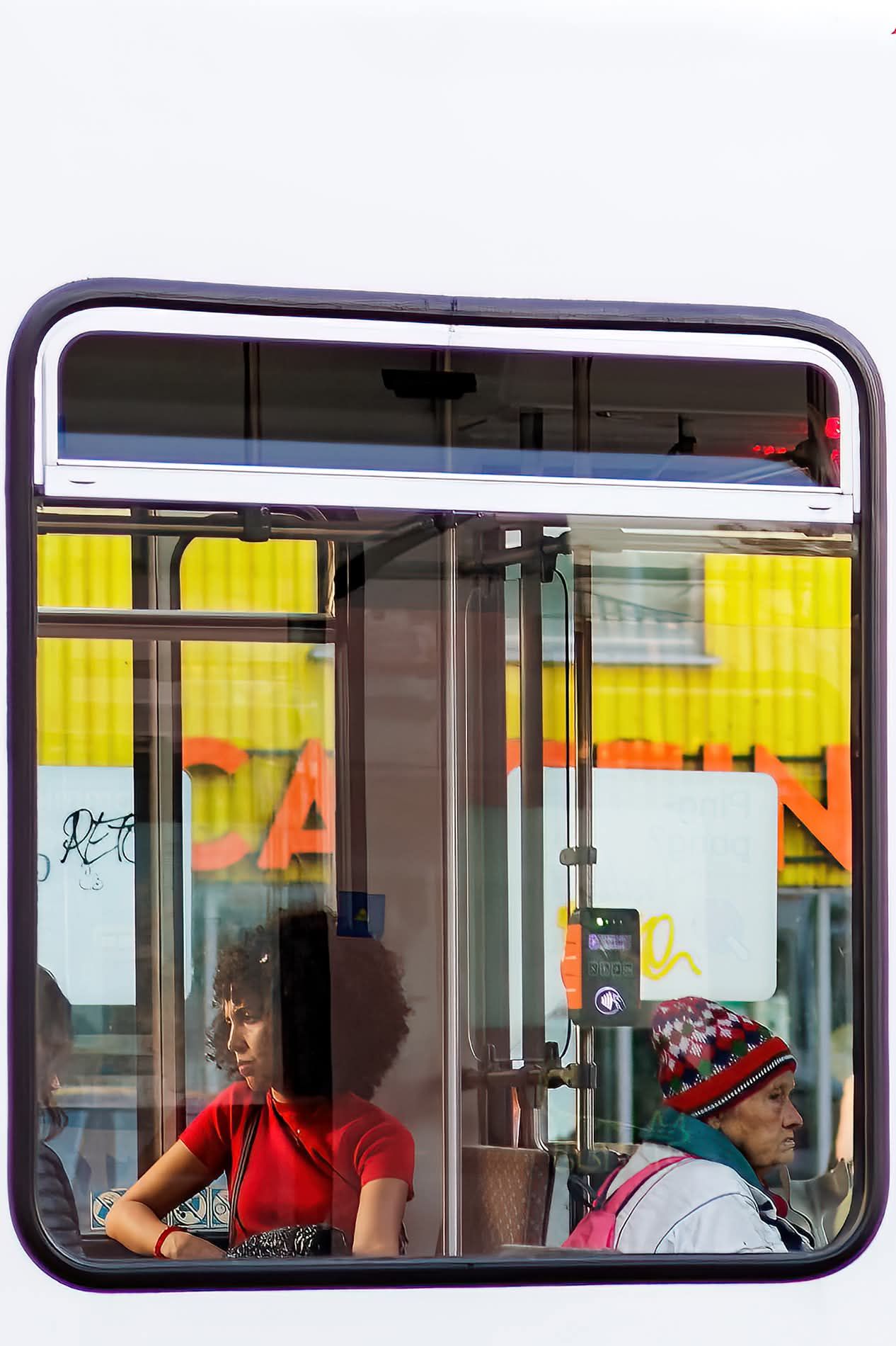 Tänavafotograafia on midagi enamat kui lihtsalt juhuslike hetkede tabamine – see on lugude jutustamine, inimeste ja linnaruumi vahelise dialoogi jäädvustamine. 